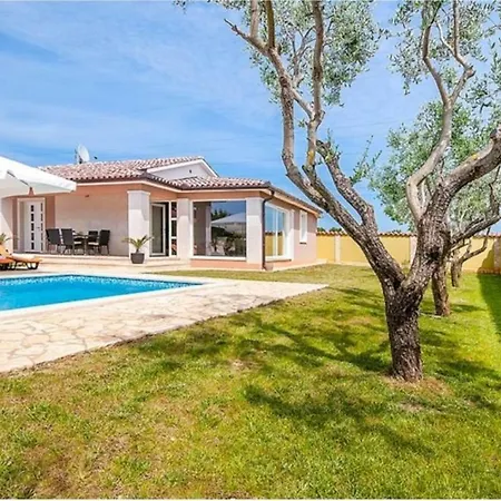 Zafirah Villa Póla