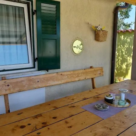 Zafirah Villa Póla